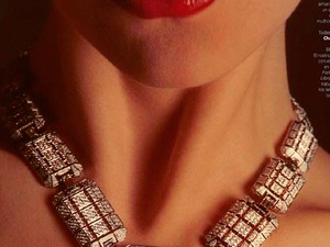 Meztelenre vetkőzött a magyar topmodell egy divatanyagban