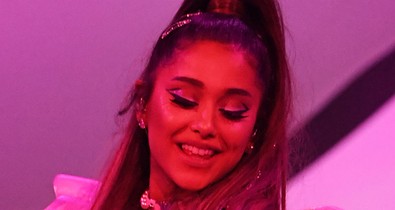 Ezért lóg mostanában Ariana Grande az exeivel