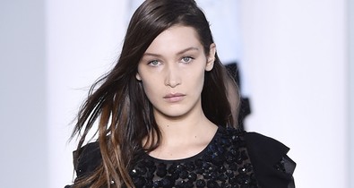 Hatalmasat esett a sztármodell a kifutón, de zseniálisan reagálta le