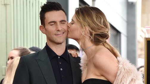 Adam Levine bevallotta, tényleg hónapokig csalta-e a várandós feleségét