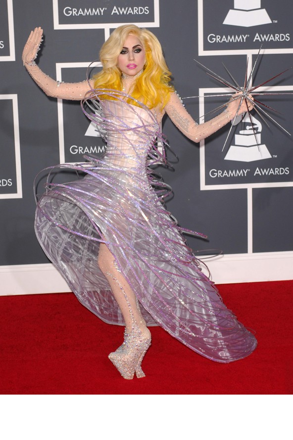 Az egyik legemlékezetesebb ruháját a 2010-es Grammy díjátadón viselte.