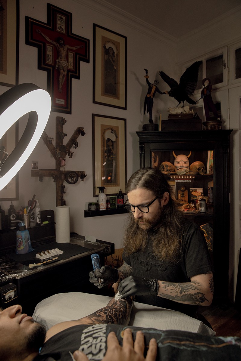 Egy tetoválás elkészülését sok tényező befolyásolja, például az alany bőrének szárazsága, és a fájdalomtűrő képessége is