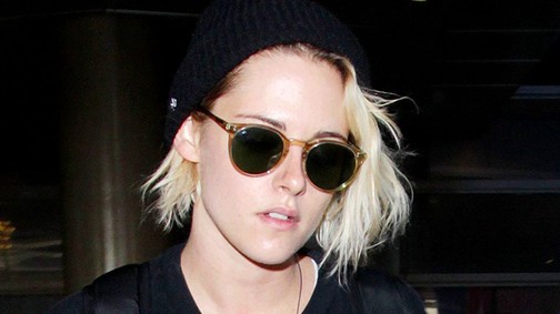 Kristen Stewart lepukkant motoros, és deszkás punk