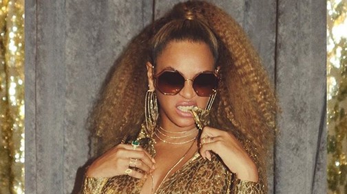 Beyoncé tetőtől talpig aranyba öltözött és egy igazi dög!