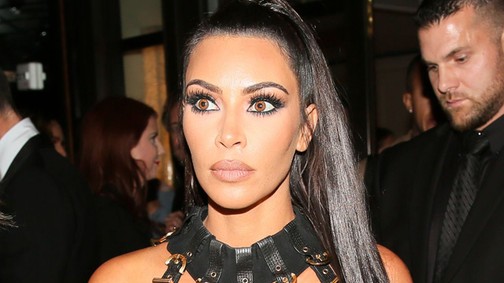 Húúú, Kim Kardashian szexrabszolga ruhában, és rettenetes plasztikcipőben partizott