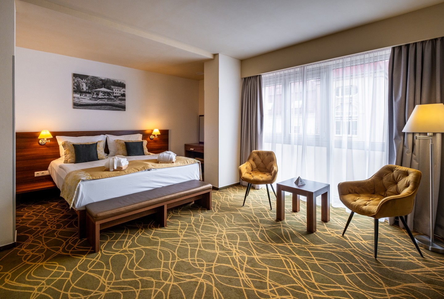 Fix áron tudsz foglalni, ráadásul az elérthetőség függvényében a szobatípusok között is te döntesz