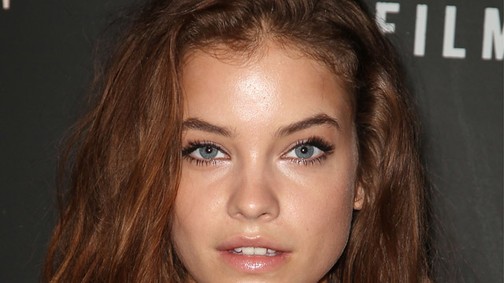 Palvin Barbara félmeztelenül pózol Párizsban