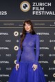 Dakota Johnson egy lélegzetelállítóan szép - és még annál is merészebb - Gucci pucérruhában vonzotta magára a tekinteteket a Zürichi Filmfesztivál vörös szőnyegén. 