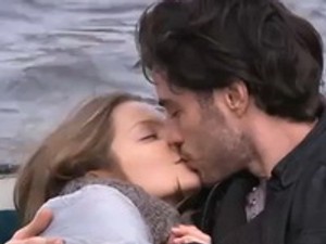 Mihalik Enikő sármos modellfiúval csókolózik