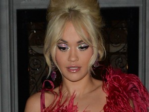 Rita Ora második napja öltözik madárnak: ez még az előzőnél is durvább