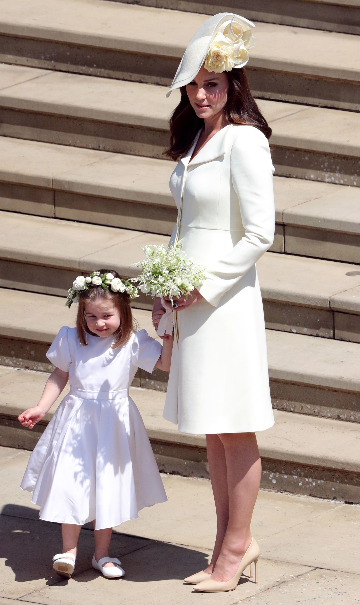 Harry herceg és Meghan Markle 2018-as esküvőjén egy elegáns, kankalinsárga McQueen kabátban, Philip Treacy kalapban és Jimmy Choo magassarkúban jelent meg. 