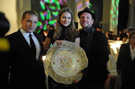 Enikő ügynöke, Csaba és stylistja, Márk társaságában.