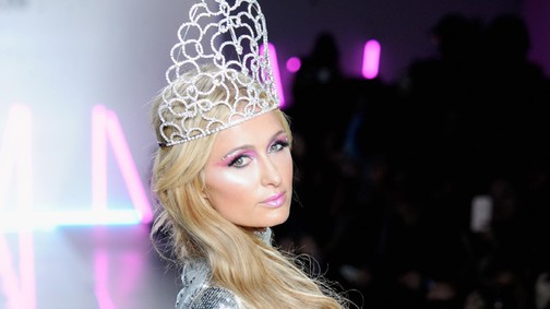Paris Hilton visszatért, sőt cicit mutatott