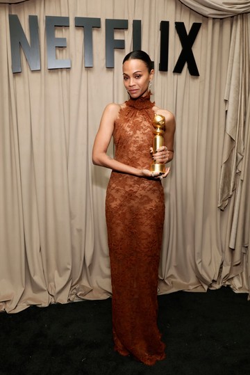 Zoe Saldana a Netflix after party-ján bevállalta a szinte teljesen áttetsző pucérruhát, ami nem sokat bízott a képzeletre. 