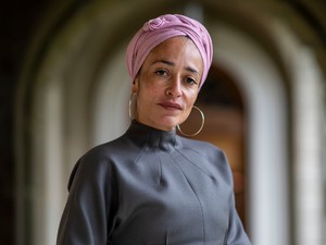 Ő Zadie Smith, a kortárs brit irodalom legélesebb és legérdekesebb hangja