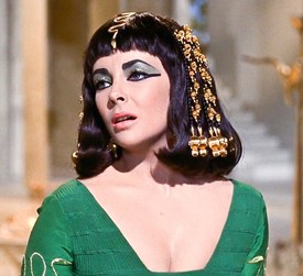 Elizabeth Taylor a Kleopátrában feledhetetlen volt, minden szempontból, a frizurája megidézte Louise Brooks híres haját is, nem véletlenül, hogy ez a változat is az önálló, és erős nők kedvence lett a hatvanas években.