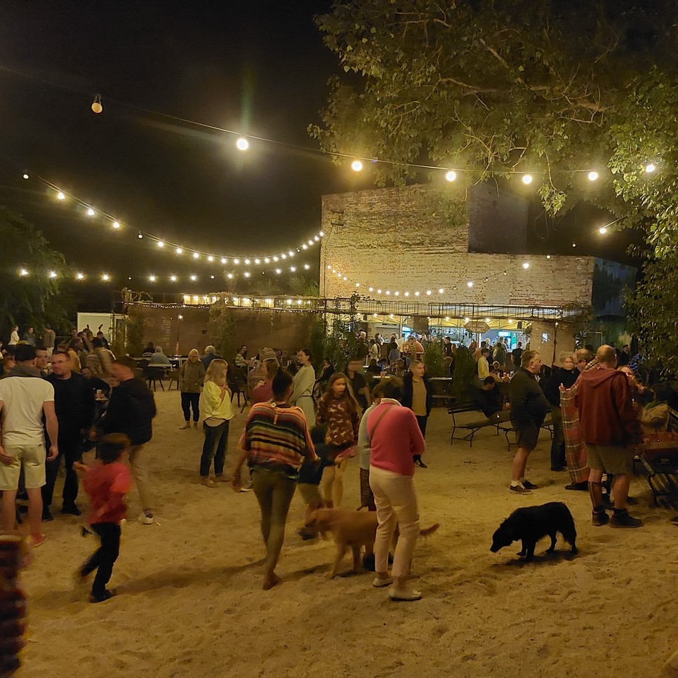 A különleges helyszínek, mint a Bánya Kert és a pálos kolostorrom, garantálják a remek hangulatot