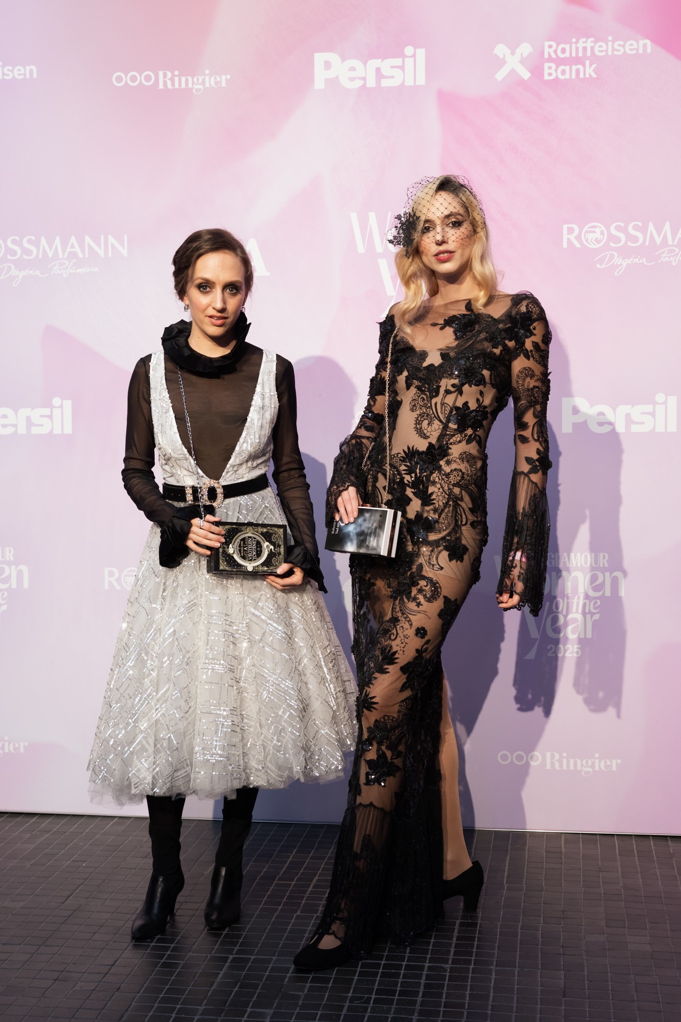 Sodró Eliza és Kemény Zsófi is egy-egy áttetsző darab mellett tette le a voksát. Míg Eliza felsőrésze éppen csak átlátszott, addig Zsófi egy jóval merészebb pucérruhában tündökölt. Szerintünk mindkét Joó Beatrix kreáció teli találat volt! 