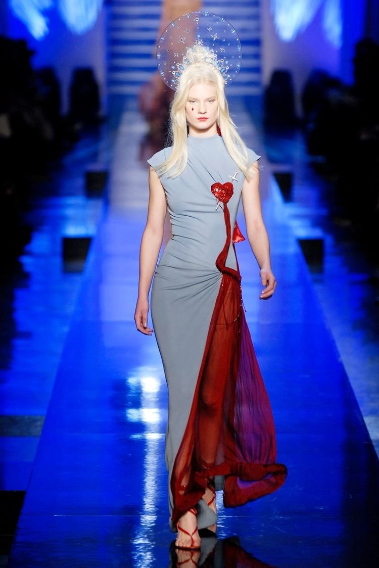 Jean Paul Gaultier Haute Couture 2007 - a ruha, ami nem giccses az átszúrt szív ellenére sem