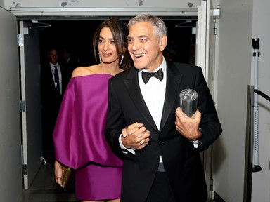 Amal Clooney a világ legrövidebb szoknyáját is hercegnőként viseli, arcpirító ruhája azonnal berobbantja a nyarat