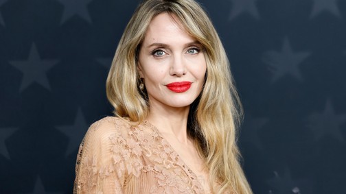 Angelina Jolie melltartó nélkül, átlátszó ruhában vonult végig a Critics Choice Awards vörös szőnyegén