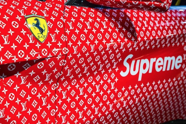 Ferrari az ikonikus Supreme felirattal