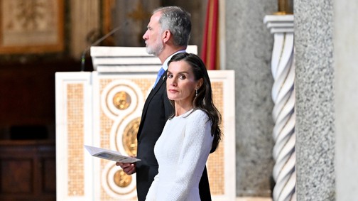 Letícia királyné szigorú vatikáni szabályt szegett meg, vele együtt mindössze hét nő teheti meg ezt a pápa előtt