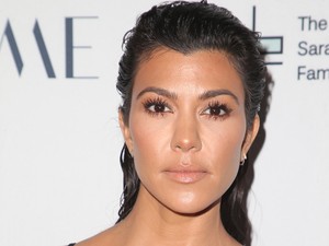 Furcsa, de nagyon jól áll Kourtney Kardashiannak ez a ruha