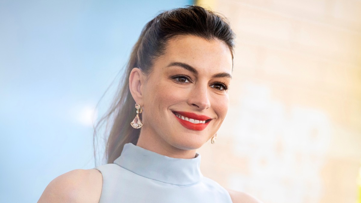 Anne Hathaway babapocakja már óriási, a mindenórás színésznőt testhez simuló ruhában kapták lencsevégre