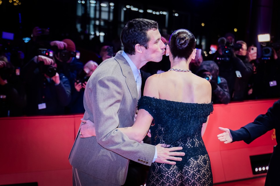 Dua Lipa Chanel kreációja hátulról is pont olyan izgalmas volt, mint elölről 