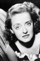 Bette Davis szeme maga a költészet. Ahhoz, hogy ezek a szemek mindig ragyogjanak, éjjelre uborkapakolást tett rájuk. A sötét karikák ellen pedig vazelint használt.