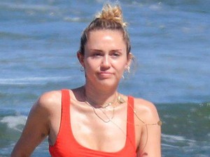 Húúú, Miley Cyrus kockás hasa elképesztő