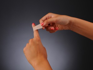 A Tesco az első cég, amely mostantól sötétebb bőrre is gyárt sebtapaszokat