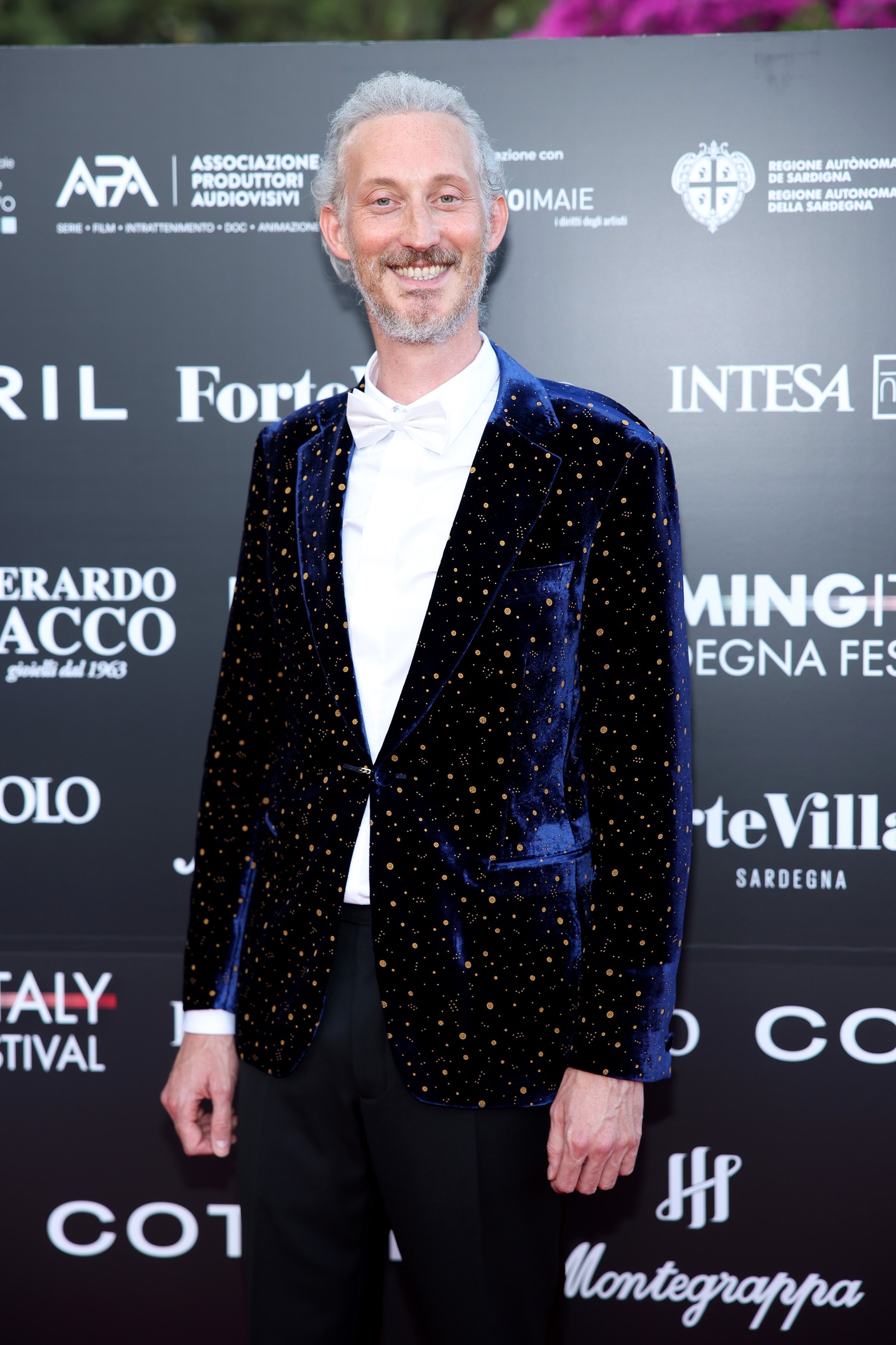 Luc Emily egyik párizsi kollégája, aki sokszor sportosan elegáns öltöny-póló párosításokban jár az irodába. Vele ellentétben Bruno Gouery kedveli a hangsúlyosabb darabokat, különösen ha vörös szőnyeges megjelenésről lenne szó