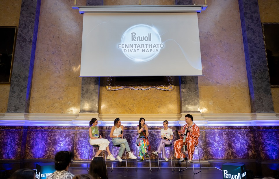 Az izgalmas pódium-beszélgetéseken designerek, divatszakemberek, és influenszerek Csalár Bence fenntartható divatnagykövet moderálásával mélyrehatóbban is foglalkozott a környezettudatos divattal