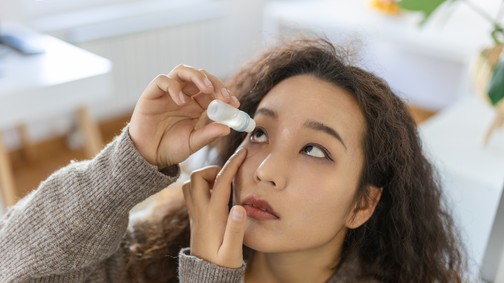 Ez történik a szemeddel, ha túl gyakran dörzsölöd: a szakember szerint nem érdemes kockáztatnod