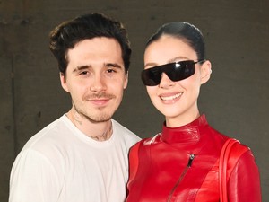 Brooklyn Beckham és Nicola Peltz Beckham forró csókjába te is azonnal belepirulsz, a páros teljesen odáig van egymásért