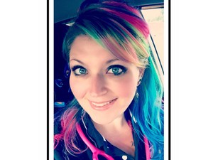 Ilyen hajjal engedik dolgozni? Ez a szivárványszínű hajú nővér zseniális válasza!