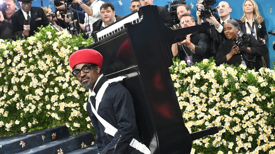 Lakatos Márk segít értelmezni és egyáltalán szempontrendszert találni a Met-gála vörös szőnyegéhez