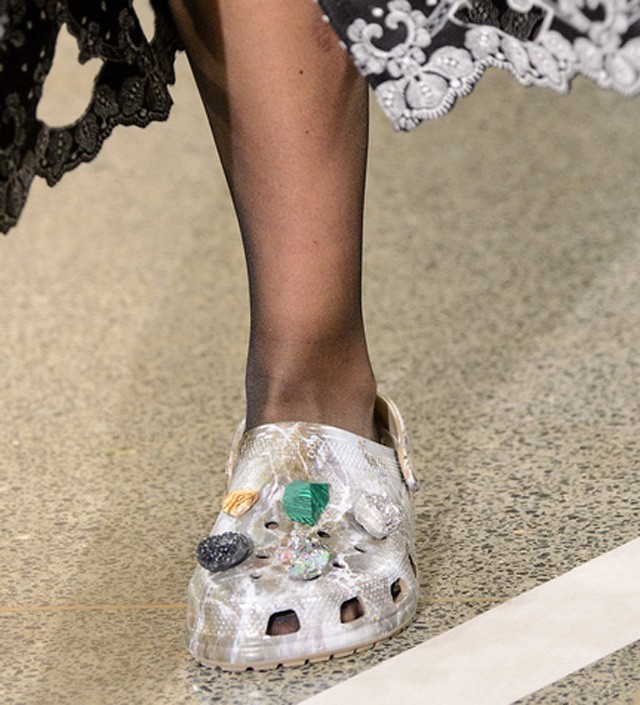 Corcs papucs a Christopher Kane bemutató modelljén