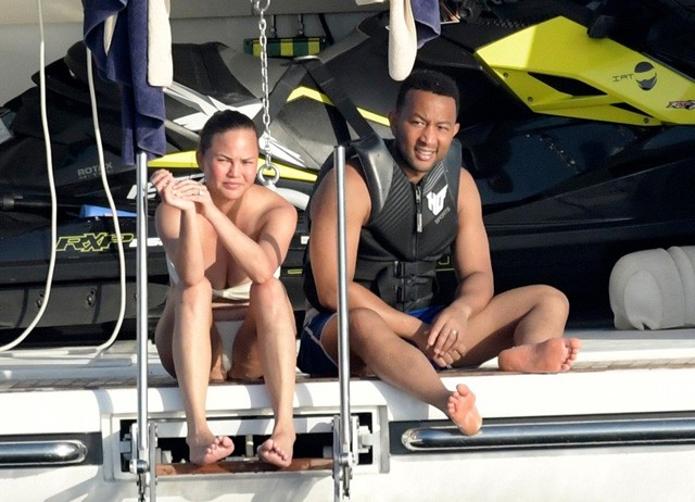 Chrissy Teigen és John Legend strandolással ütik el az időt Szardínián