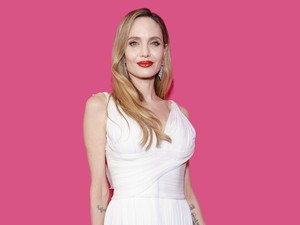 Angelina Jolie forró videójától azonnal zavarba jössz, egy szál fehérneműben állt kamerák elé