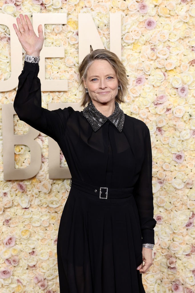 Jodie Foster szofisztikált fekete, ékszergalléros ruhája valóban a színésznő lényére tereli a figyelmet.