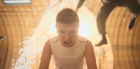 Millie Bobby Brown karrierjét egyértelműen a Stranger Thinsg című Netflix sorozat robbantotta be, és persze első nagy vállalása: a sorozat kedvéért hagyta, hogy leborotválják a haját. Ahogy karaktere változott, úgy formálódott a stílusa, és ezzel együtt a frizurája is, a negyedik évadban viszont volt néhány flashback jelenet, ahol Eleven ismét rövid hajjal tűnt fel. Ez azonban már nem járt radikális beavatkozással, egy végtelenül rövid parókával azonban igen. A "felelős", Sarah Hindsgaul elárulta, hogy soha senki nem hitt abban, hogy lehetséges elkészíteni egy ennyire rövid parókát, ő azonban elég jól ismerte Millie Bobby Brown fejformáját ahhoz, hogy összehozza ezt a szemtelenül tökéletes darabot.