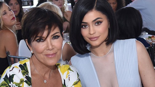 Kylie Jenner kiköpött mása Kris Jennernek ezen a fotón