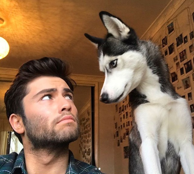 Ez a kutyus gazdája minden arckifejezését leutánozza, mi pedig nem bírunk betelni velük!