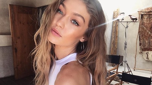 Ilyen lenne Gigi Hadid egy egyszerű pincérnőként