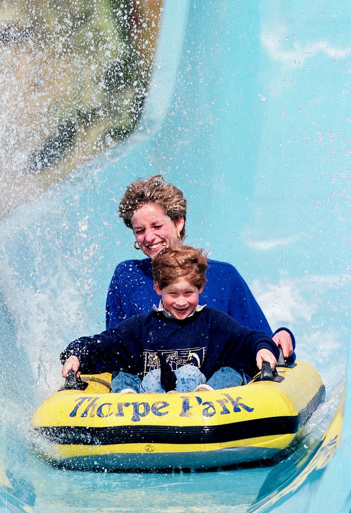 Diana hercegné és Harry herceg, amint önfeledten száguldanak a vízi csúszdán a chertsey-i Thorpe Park vidámparkban, 1992-ben.