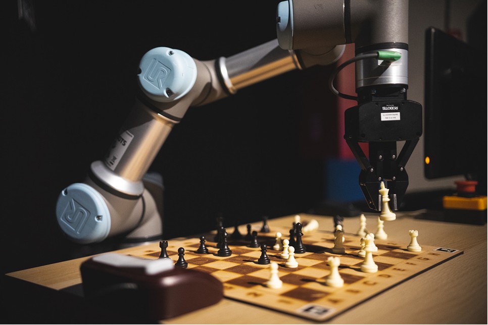 Sakkozni már nagyon régen lehet robotokkal, sakkautomatákkal. Valahogy mindenkinek csúcs szellemi tevékenységként van kódolva a sakkozás, a robotok mégis igen jól teljesítenek ebben a műfajban. Amit nehezebb programozni, az az emberi kiszámíthatatlanság, érzelmek.