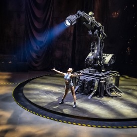 A Millenáris brutalista tereiben a Recirquel életre kelti Dido és Aeneas mitikus szerelmét – cirkusz, tánc és rituálé határán